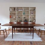 Table à manger scandinave en teck des années 60, modèle extensible avec deux rallonges, pieds tournés et plateau rectangulaire mid-century.