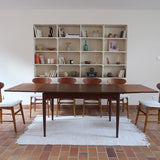 Table à manger scandinave en teck des années 60, modèle extensible avec deux rallonges, pieds tournés et plateau rectangulaire mid-century.