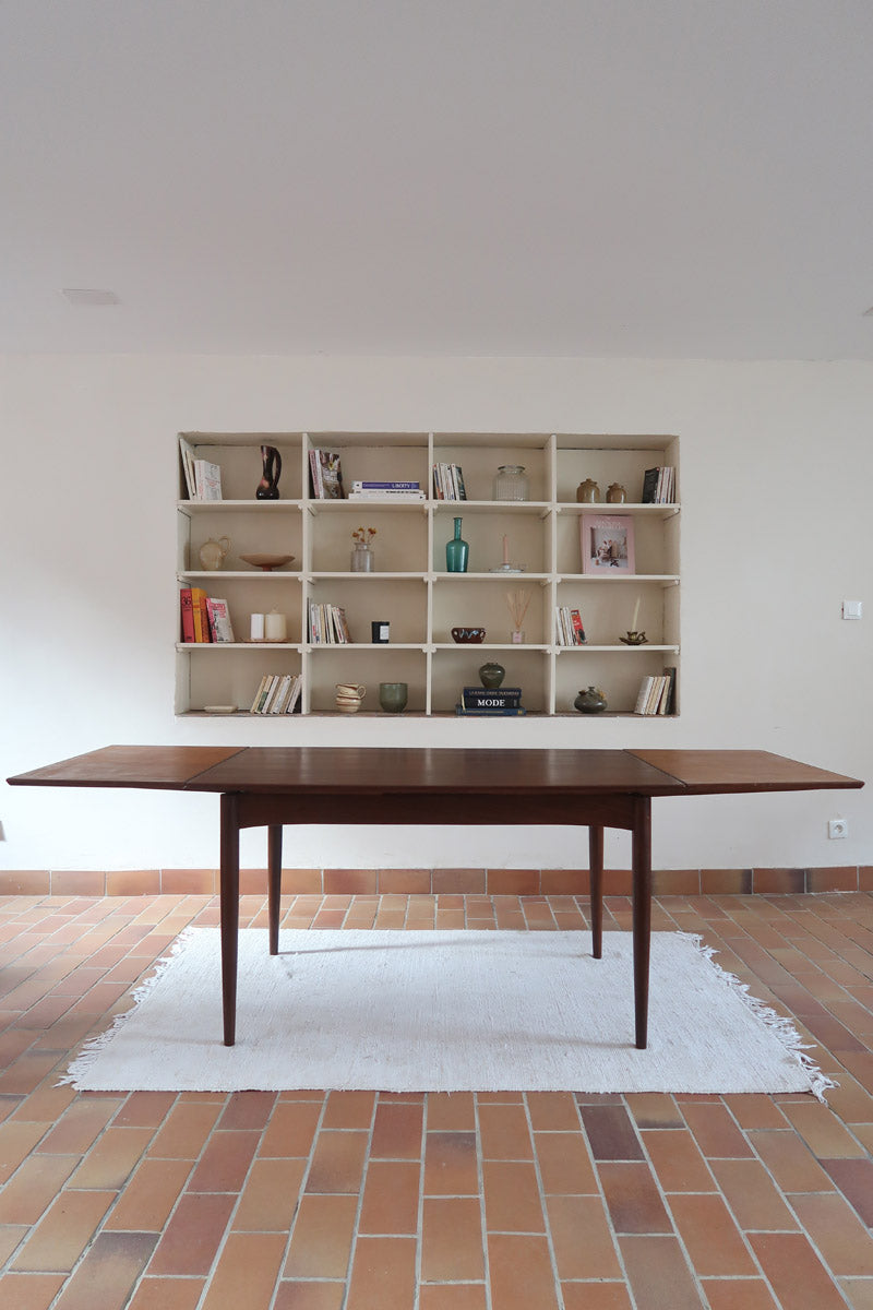 Table à manger scandinave en teck des années 60, modèle extensible avec deux rallonges, pieds tournés et plateau rectangulaire mid-century.