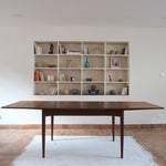 Table à manger scandinave en teck des années 60, modèle extensible avec deux rallonges, pieds tournés et plateau rectangulaire mid-century.