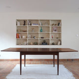 Table à manger scandinave en teck des années 60, modèle extensible avec deux rallonges, pieds tournés et plateau rectangulaire mid-century.