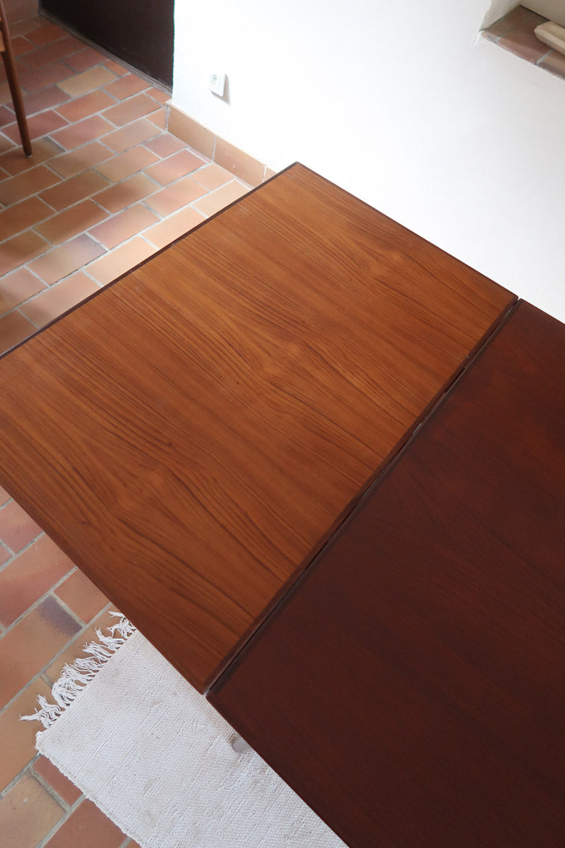 Table à manger scandinave en teck des années 60, modèle extensible avec deux rallonges, pieds tournés et plateau rectangulaire mid-century.