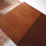 Table à manger scandinave en teck des années 60, modèle extensible avec deux rallonges, pieds tournés et plateau rectangulaire mid-century.