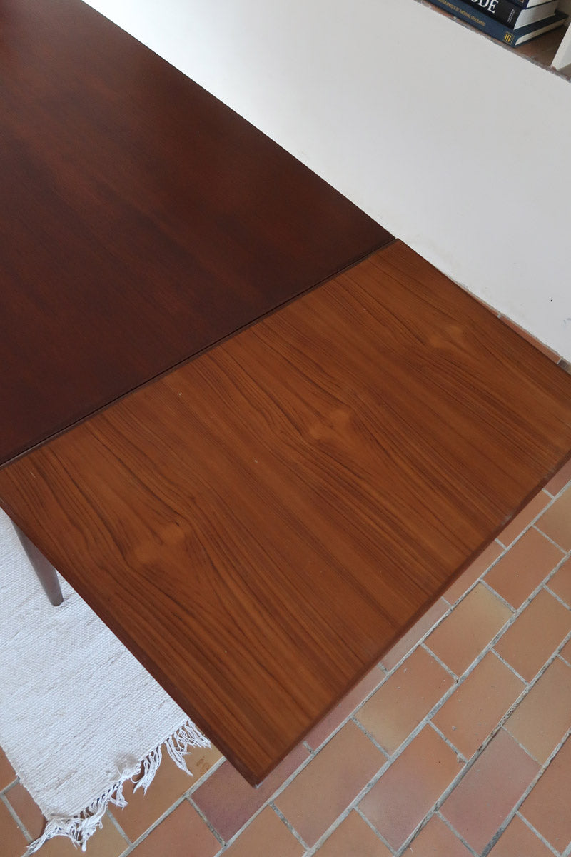 Table à manger scandinave en teck des années 60, modèle extensible avec deux rallonges, pieds tournés et plateau rectangulaire mid-century.