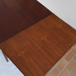 Table à manger scandinave en teck des années 60, modèle extensible avec deux rallonges, pieds tournés et plateau rectangulaire mid-century.
