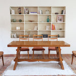 Table à manger vintage en bois massif années 60, plateau épais à chant brut, piétement traîneau sculpté, clé de tenon en croix, travail brutaliste français