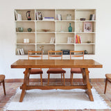 Table à manger vintage en bois massif années 60, plateau épais à chant brut, piétement traîneau sculpté, clé de tenon en croix, travail brutaliste français