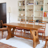 Table à manger vintage en bois massif années 60, plateau épais à chant brut, piétement traîneau sculpté, clé de tenon en croix, travail brutaliste français