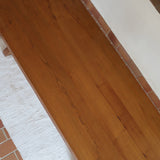 Table à manger vintage en bois massif années 60, plateau épais à chant brut, piétement traîneau sculpté, clé de tenon en croix, travail brutaliste français