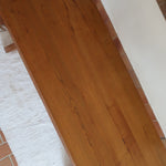 Table à manger vintage en bois massif années 60, plateau épais à chant brut, piétement traîneau sculpté, clé de tenon en croix, travail brutaliste français