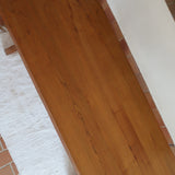 Table à manger vintage en bois massif années 60, plateau épais à chant brut, piétement traîneau sculpté, clé de tenon en croix, travail brutaliste français