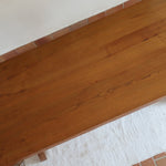 Table à manger vintage en bois massif années 60, plateau épais à chant brut, piétement traîneau sculpté, clé de tenon en croix, travail brutaliste français