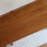 Table à manger vintage en bois massif années 60, plateau épais à chant brut, piétement traîneau sculpté, clé de tenon en croix, travail brutaliste français