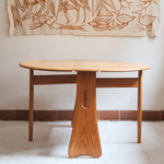 Table Ercol drop leaf en bois massif clair, plateau ovale à abattants, années 70.
