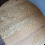 Table Ercol drop leaf en bois massif clair, plateau ovale à abattants, années 70.