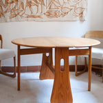 Table Ercol drop leaf en bois massif clair, plateau ovale à abattants, années 70.