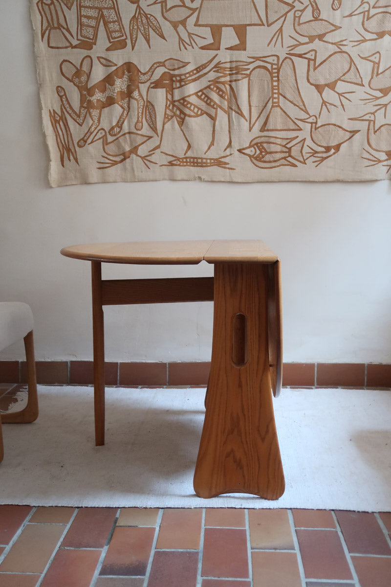 Table Ercol drop leaf en bois massif clair, plateau ovale à abattants, années 70.