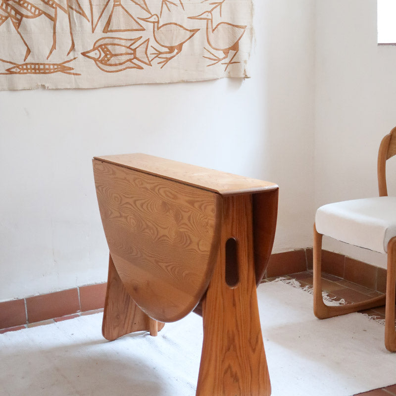Table Ercol drop leaf en bois massif clair, plateau ovale à abattants, années 70.