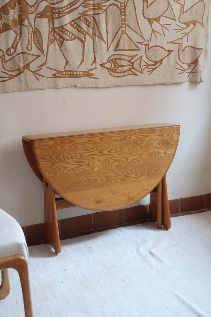 Table Ercol drop leaf en bois massif clair, plateau ovale à abattants, années 70.