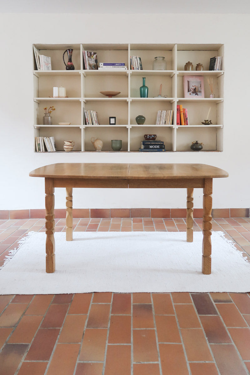 Table extensible Henning Kjærnulf en chêne massif avec pieds sculptés et deux rallonges intégrées, design danois années 60.