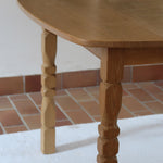 Table extensible Henning Kjærnulf en chêne massif avec pieds sculptés et deux rallonges intégrées, design danois années 60.