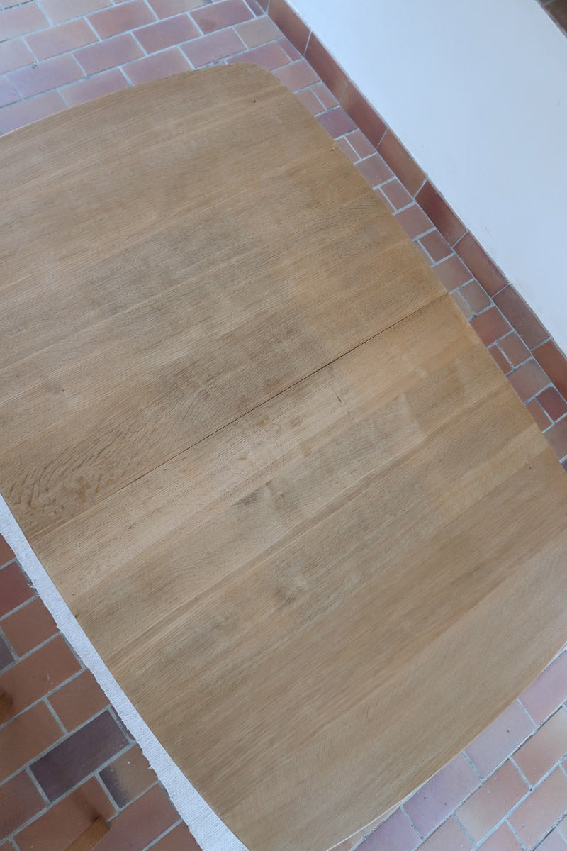 Table extensible Henning Kjærnulf en chêne massif avec pieds sculptés et deux rallonges intégrées, design danois années 60.