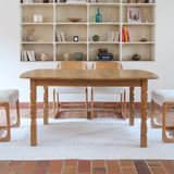 Table extensible Henning Kjærnulf en chêne massif avec pieds sculptés et deux rallonges intégrées, design danois années 60.