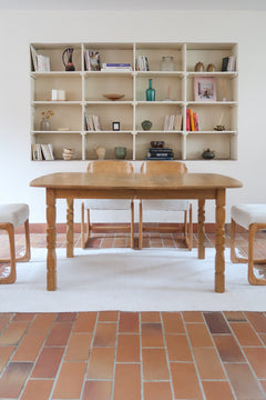 Table extensible Henning Kjærnulf en chêne massif avec pieds sculptés et deux rallonges intégrées, design danois années 60.