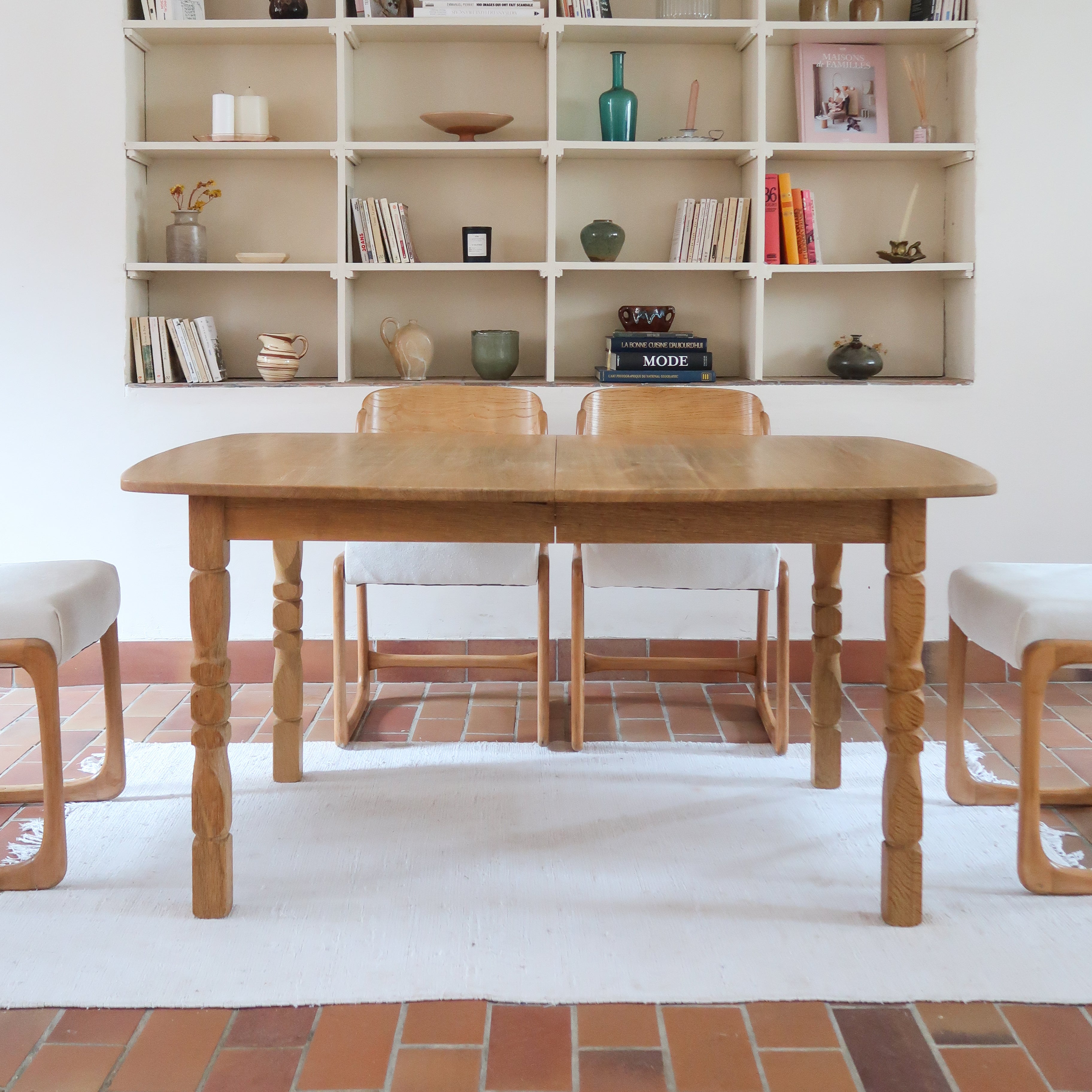 Table extensible Henning Kjærnulf en chêne massif avec pieds sculptés et deux rallonges intégrées, design danois années 60.