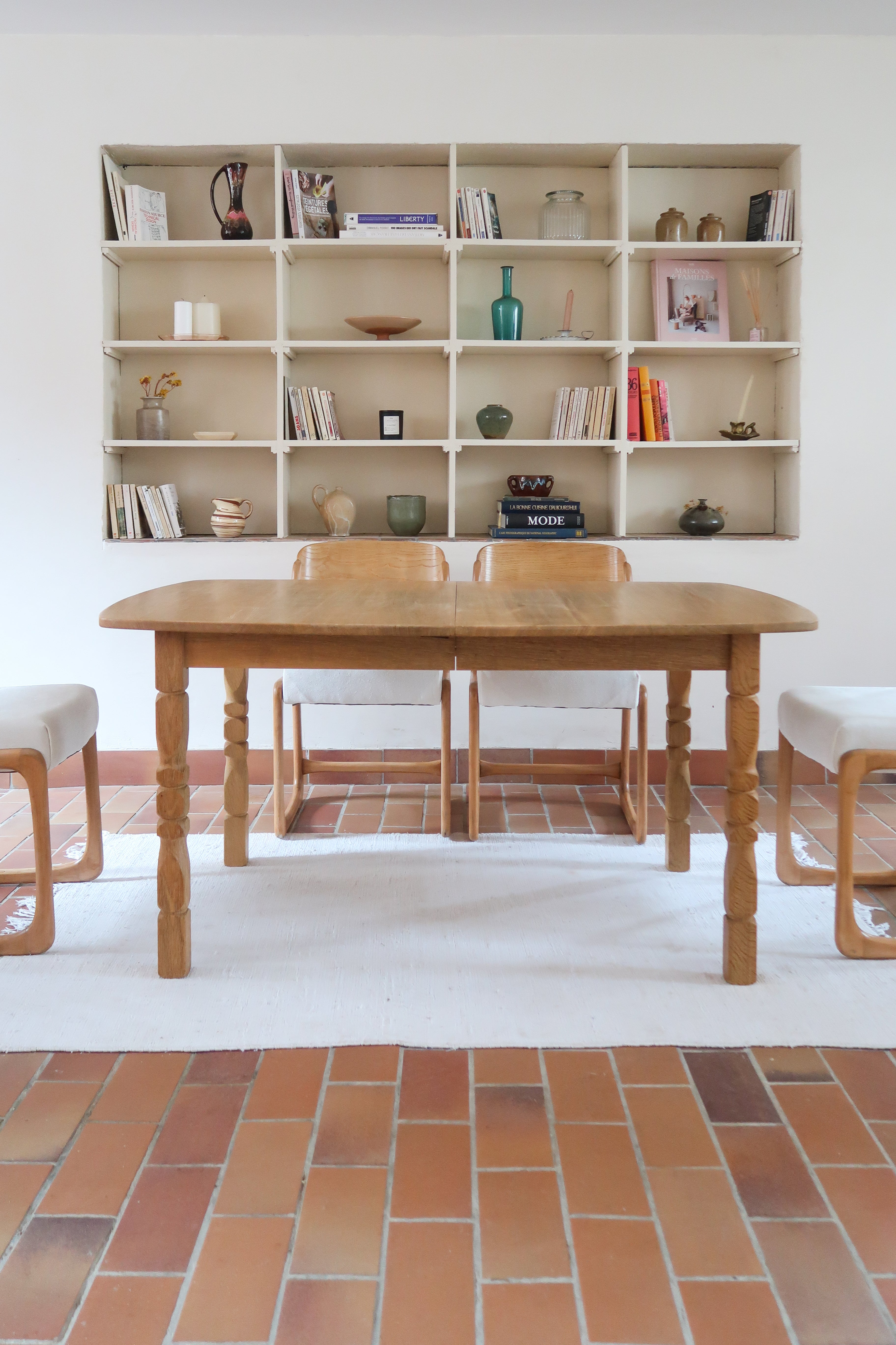 Table extensible Henning Kjærnulf en chêne massif avec pieds sculptés et deux rallonges intégrées, design danois années 60.