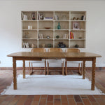 Table extensible Henning Kjærnulf en chêne massif avec pieds sculptés et deux rallonges intégrées, design danois années 60.
