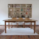 Table extensible Henning Kjærnulf en chêne massif avec pieds sculptés et deux rallonges intégrées, design danois années 60.