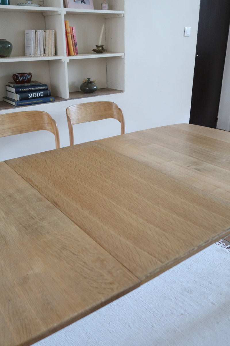 Table extensible Henning Kjærnulf en chêne massif avec pieds sculptés et deux rallonges intégrées, design danois années 60.