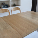 Table extensible Henning Kjærnulf en chêne massif avec pieds sculptés et deux rallonges intégrées, design danois années 60.