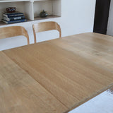 Table extensible Henning Kjærnulf en chêne massif avec pieds sculptés et deux rallonges intégrées, design danois années 60.