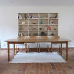 Table extensible Henning Kjærnulf en chêne massif avec pieds sculptés et deux rallonges intégrées, design danois années 60.