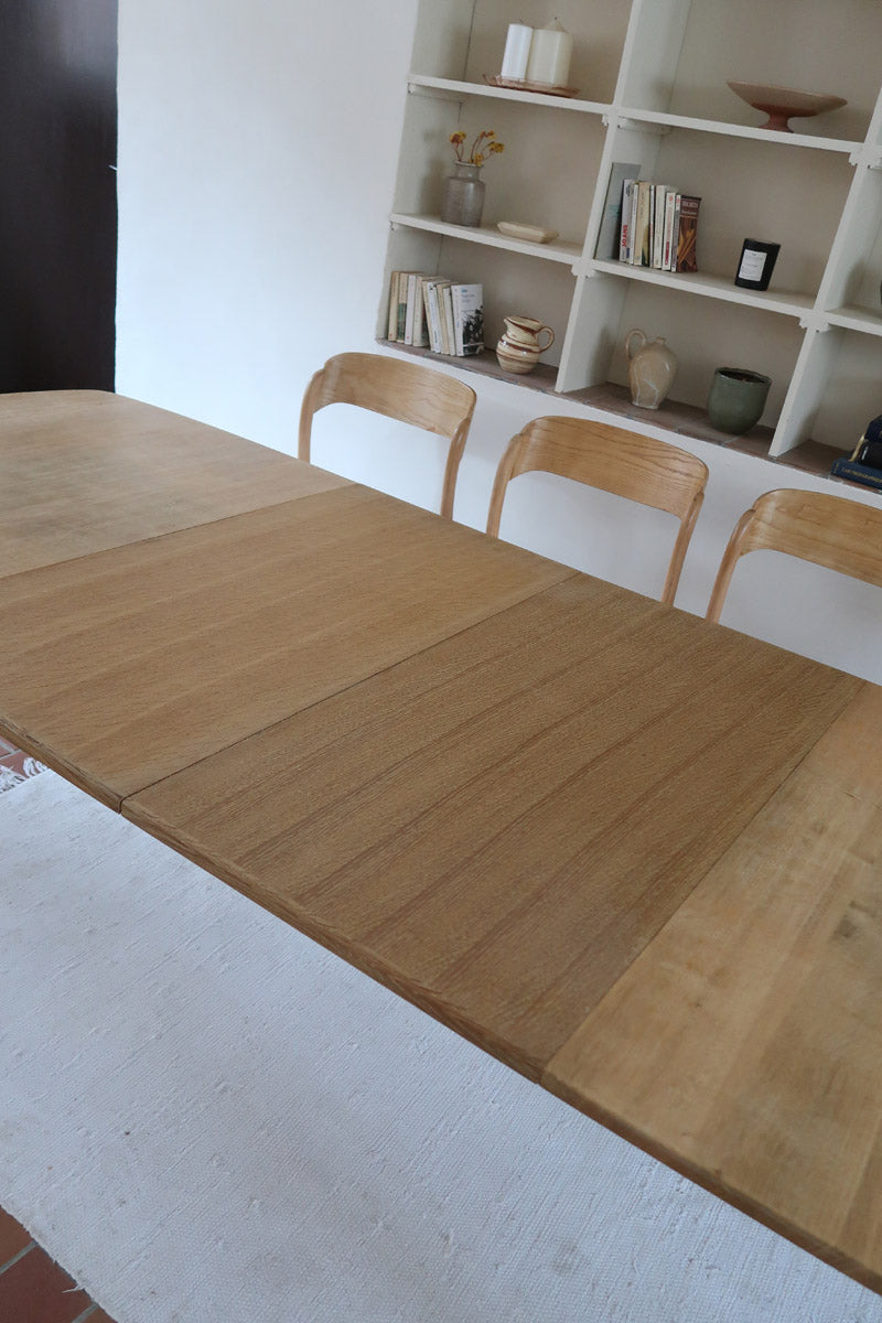 Table extensible Henning Kjærnulf en chêne massif avec pieds sculptés et deux rallonges intégrées, design danois années 60.