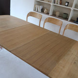 Table extensible Henning Kjærnulf en chêne massif avec pieds sculptés et deux rallonges intégrées, design danois années 60.