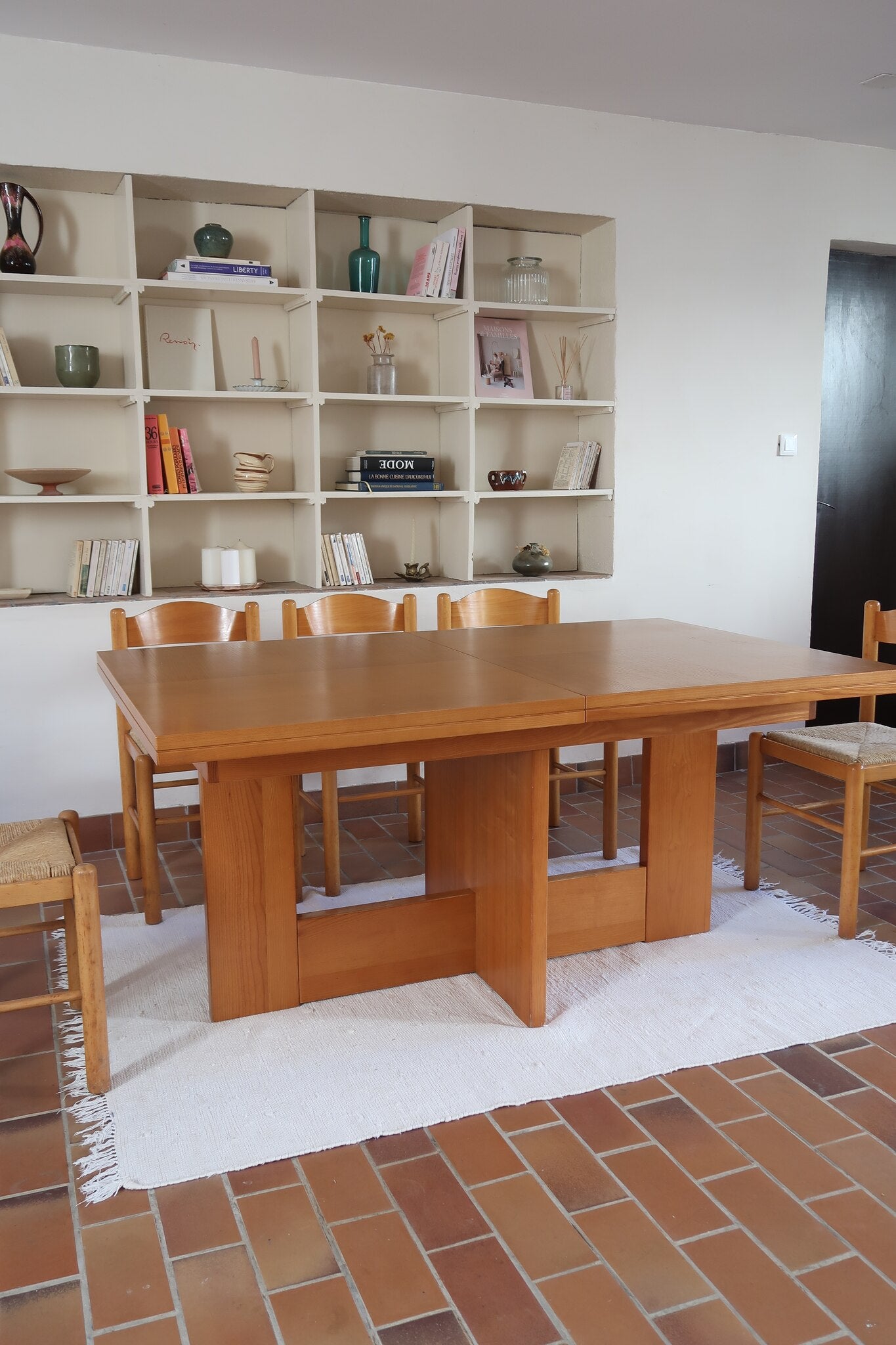 Table à manger extensible vintage en bois d'orme massif, Meubles Seltz, années 90, piétement à deux panneaux pleins en T reliés par une traverse basse, deux rallonges d'about passant de 160 à 250 cm, démontable