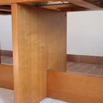 Table à manger extensible vintage en bois d'orme massif, Meubles Seltz, années 90, piétement à deux panneaux pleins en T reliés par une traverse basse, deux rallonges d'about passant de 160 à 250 cm, démontable