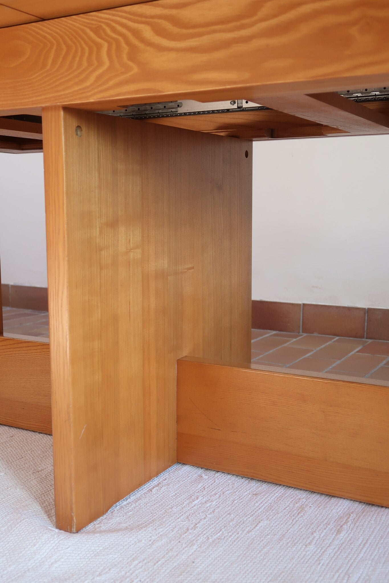 Table à manger extensible vintage en bois d'orme massif, Meubles Seltz, années 90, piétement à deux panneaux pleins en T reliés par une traverse basse, deux rallonges d'about passant de 160 à 250 cm, démontable
