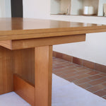 Table à manger extensible vintage en bois d'orme massif, Meubles Seltz, années 90, piétement à deux panneaux pleins en T reliés par une traverse basse, deux rallonges d'about passant de 160 à 250 cm, démontable