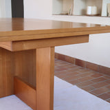 Table à manger extensible vintage en bois d'orme massif, Meubles Seltz, années 90, piétement à deux panneaux pleins en T reliés par une traverse basse, deux rallonges d'about passant de 160 à 250 cm, démontable