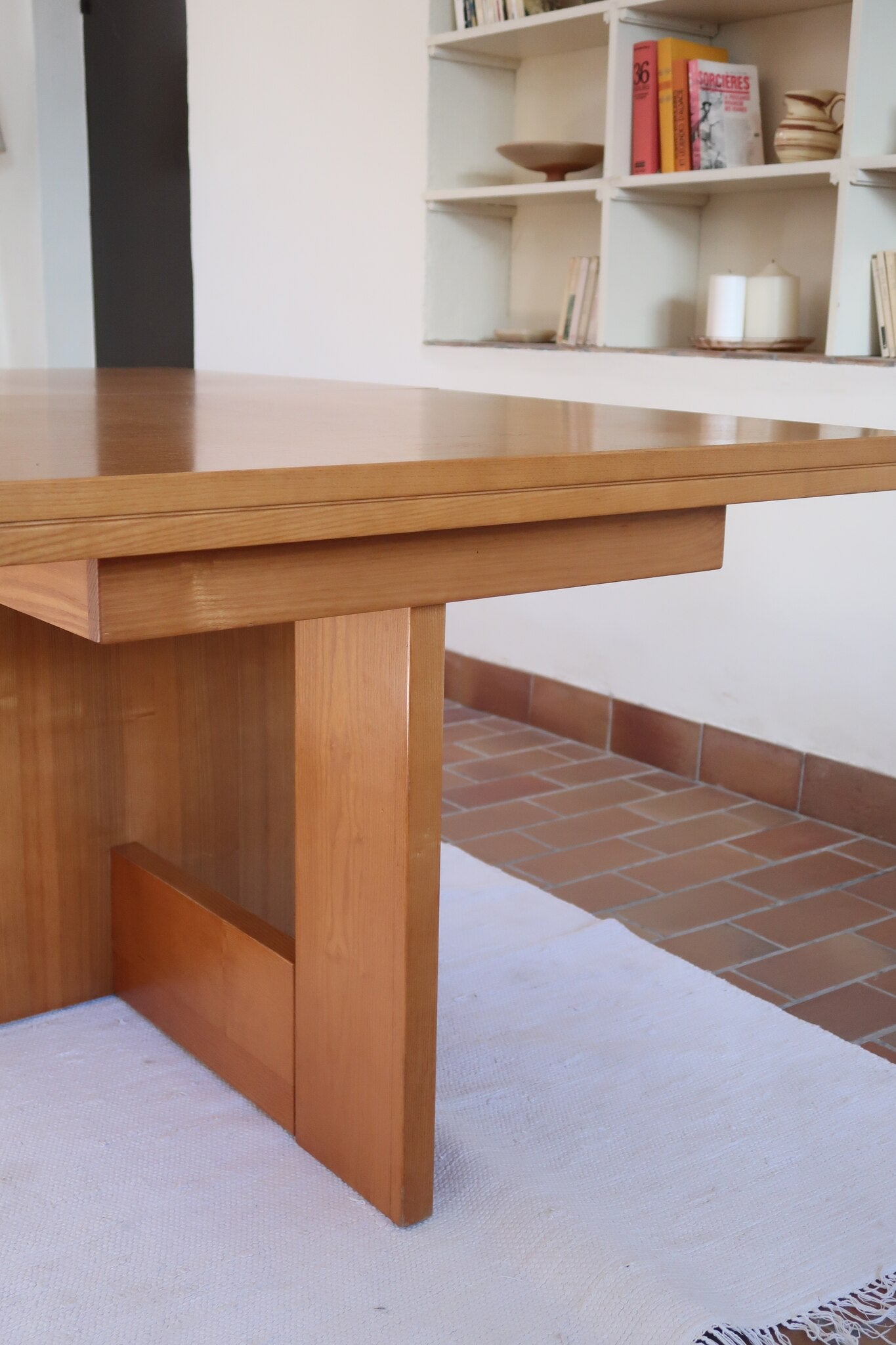 Table à manger extensible vintage en bois d'orme massif, Meubles Seltz, années 90, piétement à deux panneaux pleins en T reliés par une traverse basse, deux rallonges d'about passant de 160 à 250 cm, démontable