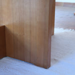 Table à manger extensible vintage en bois d'orme massif, Meubles Seltz, années 90, piétement à deux panneaux pleins en T reliés par une traverse basse, deux rallonges d'about passant de 160 à 250 cm, démontable