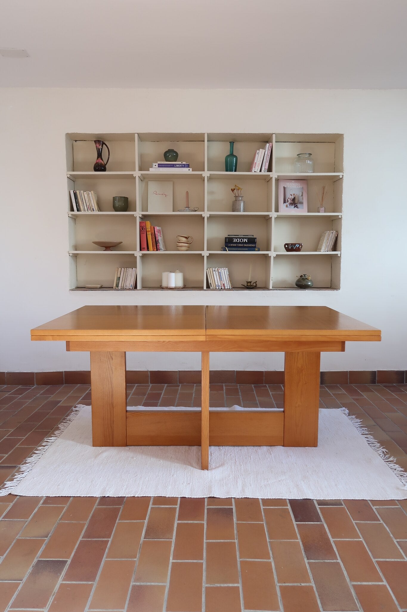Table à manger extensible vintage en bois d'orme massif, Meubles Seltz, années 90, piétement à deux panneaux pleins en T reliés par une traverse basse, deux rallonges d'about passant de 160 à 250 cm, démontable
