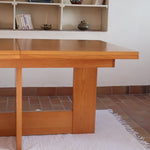 Table à manger extensible vintage en bois d'orme massif, Meubles Seltz, années 90, piétement à deux panneaux pleins en T reliés par une traverse basse, deux rallonges d'about passant de 160 à 250 cm, démontable