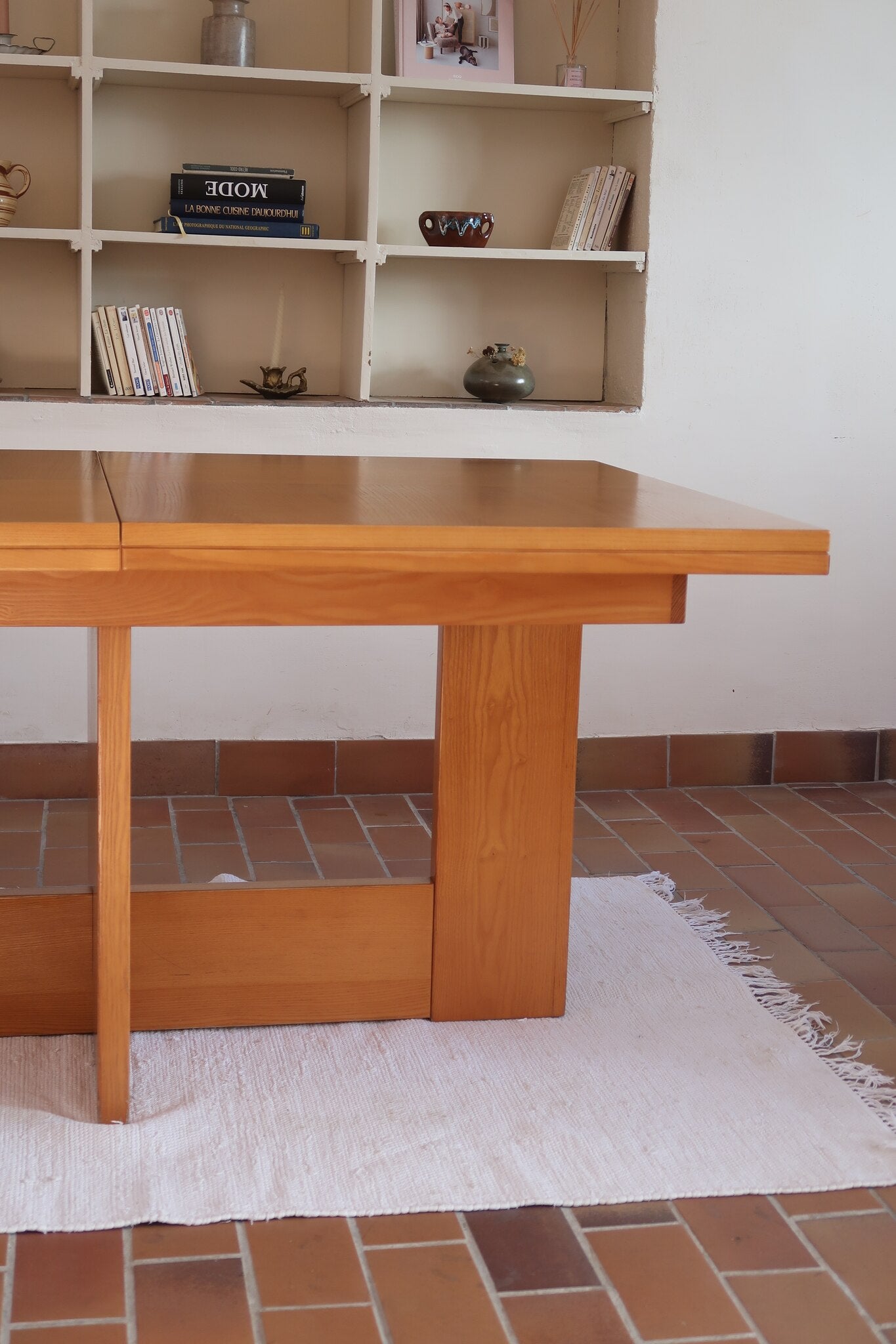 Table à manger extensible vintage en bois d'orme massif, Meubles Seltz, années 90, piétement à deux panneaux pleins en T reliés par une traverse basse, deux rallonges d'about passant de 160 à 250 cm, démontable