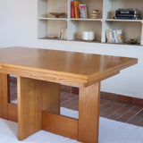 Table à manger extensible vintage en bois d'orme massif, Meubles Seltz, années 90, piétement à deux panneaux pleins en T reliés par une traverse basse, deux rallonges d'about passant de 160 à 250 cm, démontable