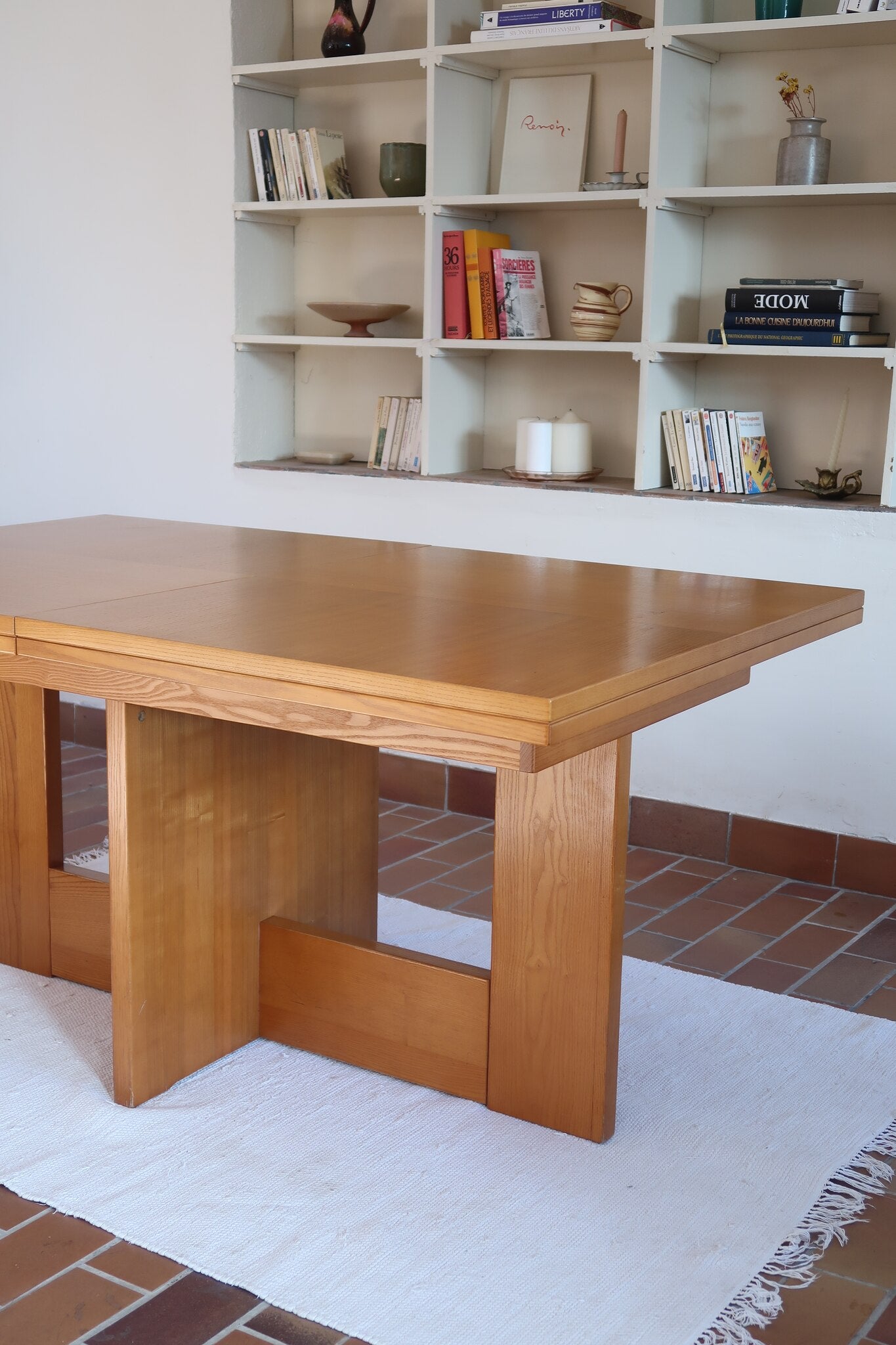 Table à manger extensible vintage en bois d'orme massif, Meubles Seltz, années 90, piétement à deux panneaux pleins en T reliés par une traverse basse, deux rallonges d'about passant de 160 à 250 cm, démontable
